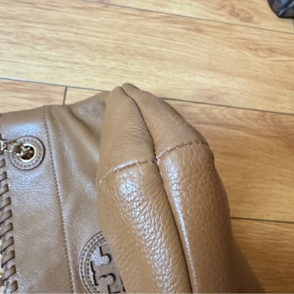Tory Burch Marion tan leather shoulder bag with a gold chain straps